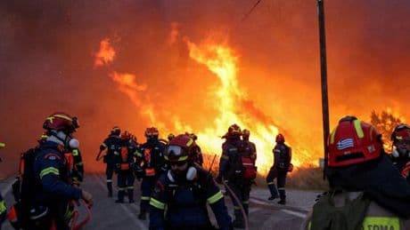 L’île grecque de Chios placée en état d’urgence en raison d’incendies importants