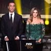 Ruud Gullit presenteert Ballon d'Or-gala met Britse journaliste Kate Scott