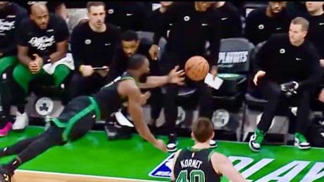 ¡Épico! Jaylen Brown se estrella así contra su banquillo para salvar un balón