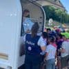 Bus met 40 kinderen valt stil bij 36 graden: gratis ijsjes zorgen voor verkoeling