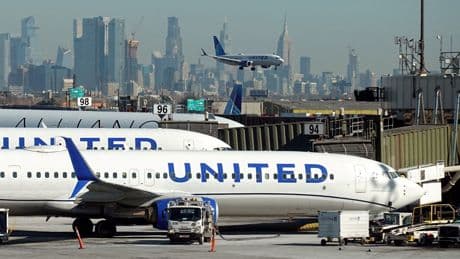 Disquetes y un sistema anticuado en la torre de control de Newark: el tercer aeropuerto de Nueva York se sume en el caos