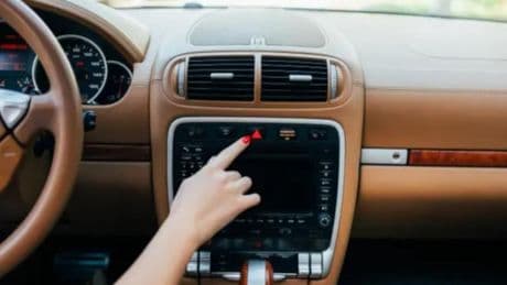 ¿Te pueden multar si pones los warning’ del coche cuando estás en doble fila?