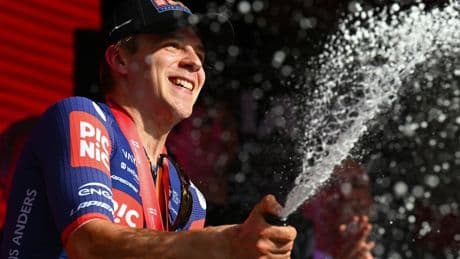 Debutant Van Uden slaat bij eerste kans in Giro toe: 'Moet meer in mezelf geloven'