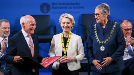 Karlspreis in Aachen verliehen - Von der Leyen bekommt Europas Ritterschlag
