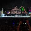 KIJK. Martin Garrix sluit nieuwe mainstage Tomorrowland af, met verwoeste stellingen op achtergrond