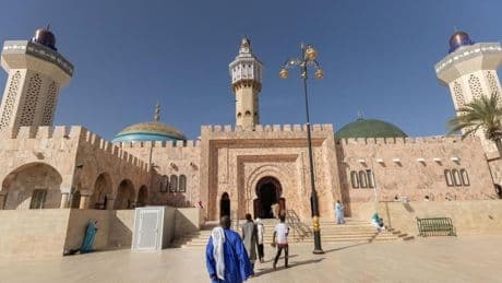 Touba, la ciudad santa senegalesa en la que los niños mendigan como aprendizaje de ayuda al prójimo