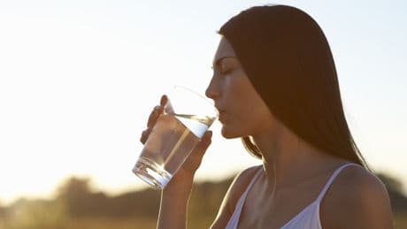 Vorsicht bei Hitze: Worauf Sie beim Trinken besser verzichten sollten