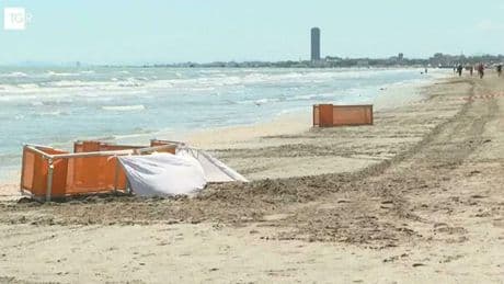 Cervia, donna travolta e uccisa da una ruspa in spiaggia. Il sindaco: «Lavori abusivi non autorizzati»