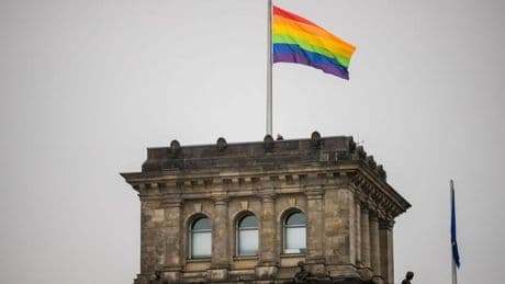 Debatte über Pride-Flagge: Abgeordnete müssen Regenbogenfahne von ihren Büros entfernen