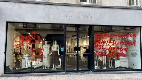 "Shein tue", "travail forcé", "esclavage": la vitrine du pop-up store du géant chinois de la fast fashion dégradée à Dijon
