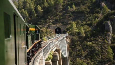Vuelve el tren panorámico catalán para descubrir un trayecto espectacular entre lagos, túneles, puentes y montañas
