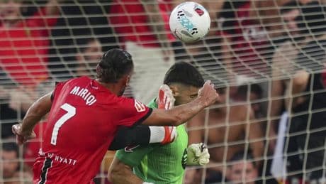 El Mallorca se queda con nueve en la primera parte: una doble amarilla y una roja salvaje