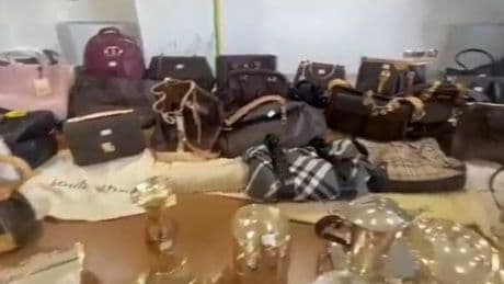 Impiegata ruba 360mila euro al Comune per comprare borse (ben 52), gioielli di lusso e oltre 13 chili in oggetti d'argento: smascherata la funzionaria "furbetta"