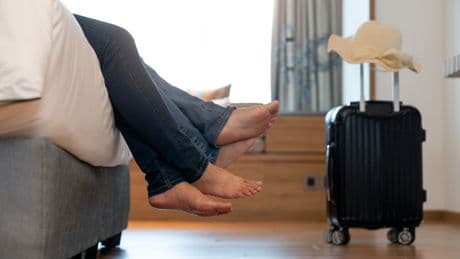 Im Hotel: Warum der Boden kein guter Platz für Ihren Koffer ist