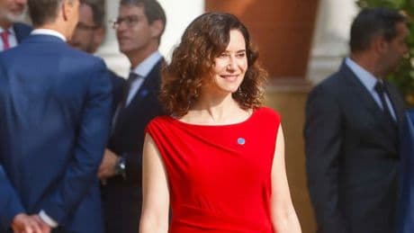 Ayuso elige un vestido drapeado de color &#039;rojo Madrid&#039; para la Conferencia de Presidentes