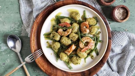 Gnocchi con judías verdes, gambones y pesto genovés, una receta rápida, sana y deliciosa