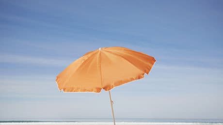 Wind am Strand? Sonnenschirm stabilisieren mit cleverem DIY-Tipp
