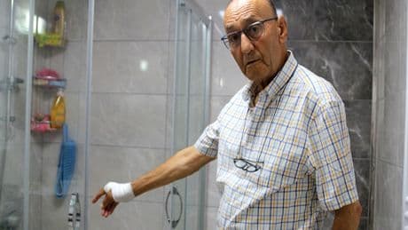 Duşa kabin camı patladı, emekli akademisyen yaralandı