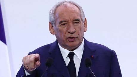 François Bayrou propose la suppression de deux jours fériés, citant en exemples le lundi de Pâques et le 8-Mai