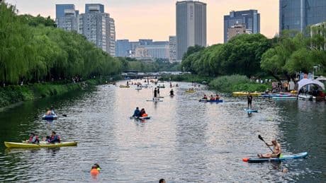 Op de oevers van de Liangma in Beijing heerst op hete zomerdagen een gezellige chaos