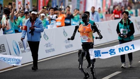 China celebra la primera maratón 'híbrida' del mundo: los humanos ganan pero los robots también pueden llevar dorsal