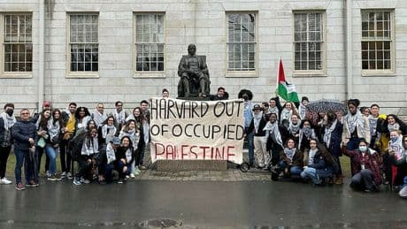 Trump contro Harvard, cosa è successo? Le accuse di antisemitismo, i 6.800 studenti stranieri e il rettore star (ebreo) che si oppone al governo