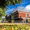 Leraar (53) raakt zwaargewond na steekpartij bij schoolmusical in Nederland: verdachten meldden zich in ziekenhuis