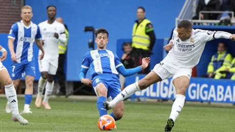 Mbappé pierde los papeles y el Madrid se aferra a la Liga con una victoria en Mendizorroza