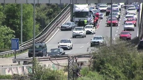 Ocho kilómetros de retenciones en el Txorierri por un accidente entre un coche y un camión en Erandio