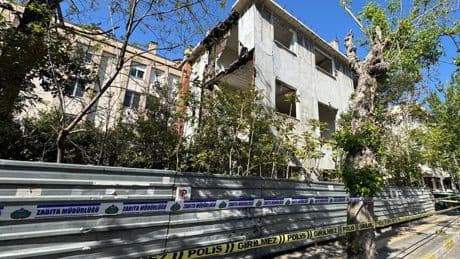 Bakırköy'de metruk bina deprem nedeniyle kısmen çöktü