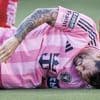 KIJK. Afwachten wat de schade is: Lionel Messi moet al na tien minuten geblesseerd naar de kant
