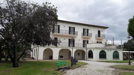 La sinistra vuole cambiare il nome a Villa Mussolini. Forza Italia: "Si riscrive la storia"