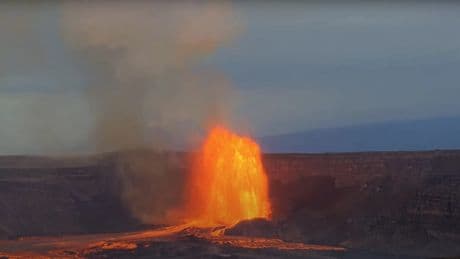 El volcán Kilauea entra de nuevo en erupción y lanza fuentes de lava del alto de la Torre Eiffel