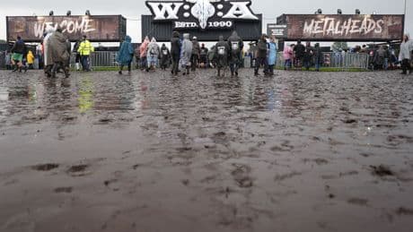 Musikfestival: Wacken im Schlamm – 3.000 Kubikmeter Hackschnitzel