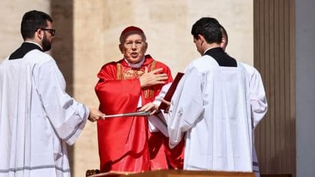 Kardinal Giovanni Battista Re würdigt Franziskus als „Brückenbauer“