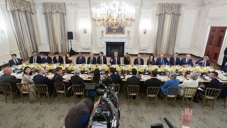 Trump hepsini Beyaz Saray'da ağırladı! Eski sağ kolunu yok saydı
