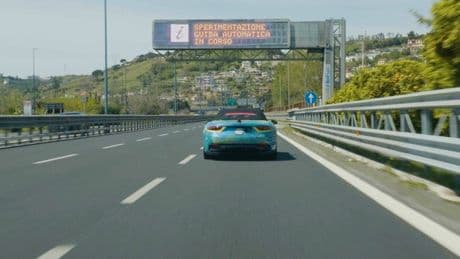 Intelligenza artificiale, autostrade per l'Italia rivoluzione la guida con "dynamic speed limit". Gli effetti: «Meno emissioni e incidenti»