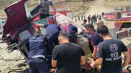 Freni patlayan vinç uçuruma yuvarlandı: 2 işçi ağır yaralandı