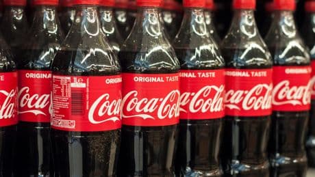Donald Trump anuncia que Coca-Cola utilizará azúcar de caña en la producción estadounidense