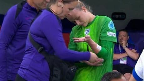 El secreto de Hannah Hampton para parar los penaltis a las jugadoras de España: una 'chuleta' pegada en el brazo
