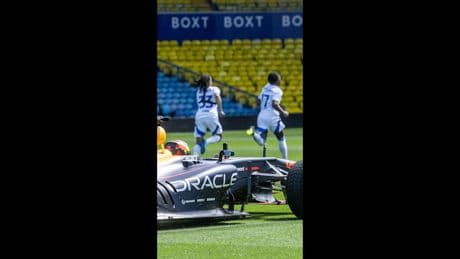 Verrücktes Video - Fußball-Profis sprinten gegen Formel-1-Wagen