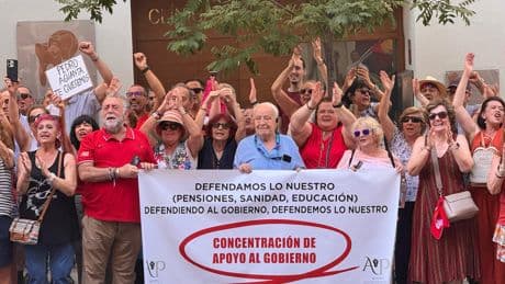 Los apoyos que le quedan a Sánchez: una treintena de mujeres y jubilados corean su nombre e insultan a Page
