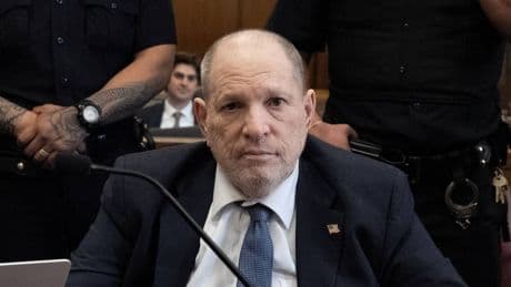 Wiederaufnahmeverfahren in New York gestartet: Harvey Weinstein wohnt Prozessauftakt bei