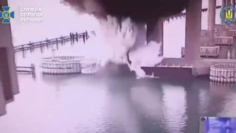 Planung über Monate: Ukrainischer Geheimdienst greift Krimbrücke überraschend mit Sprengstoff an