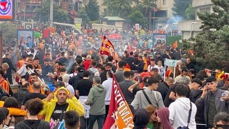 Galatasaray taraftarları, şampiyonluk coşkusunu Yenikapı'da yaşıyor