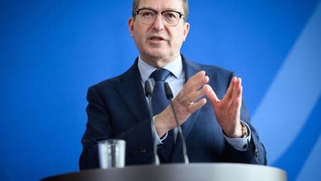 Gesetzentwurf: Dobrindt: Zwei Jahre kein Familiennachzug