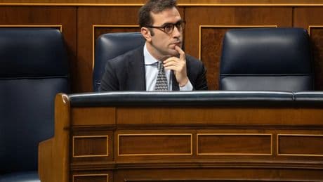 Las diferencias en la opa de BBVA sobre Banco Sabadell empujan al Gobierno y CNMC a un choque frontal