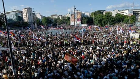 Proteste in Serbien: Zehntausende Menschen fordern Neuwahlen
