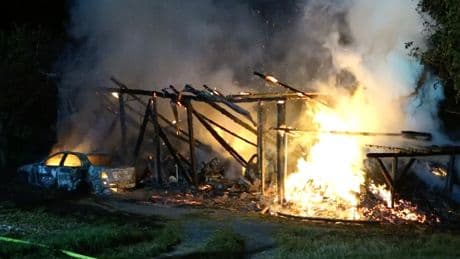 Feuerwehr kann nichts mehr retten - Scheunenbrand vernichtet 200.000 Euro