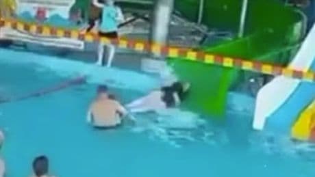 Kaydıraktan fırlayan kadın küçük çocuğa çarptı: Karaciğeri yırtıldı